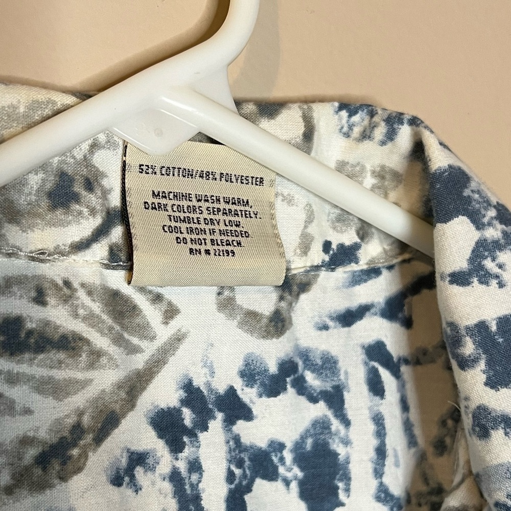 ⭐️ MAUI Blue Floral Shirt - Picture 5 of 5